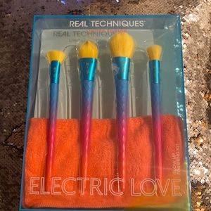 NIB- Real Techniques- Electric Love brush set